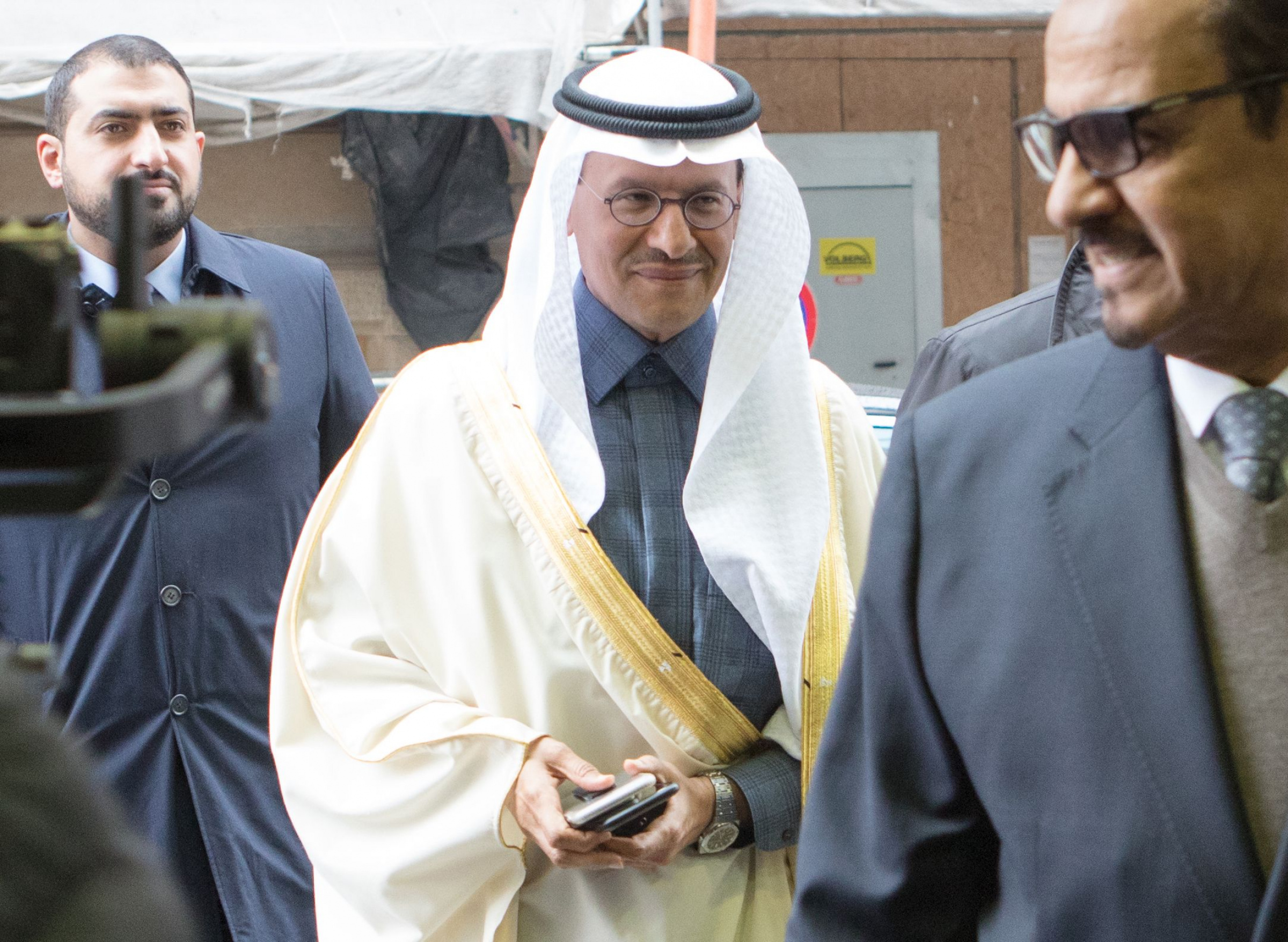 Саудовская аравия опек. Министра энергетики Саудовской Аравии принца Абдулазиза Бин Салмана. Министр энергетики Саудовской Аравии принц Абдулазиз курит. Абдулазис ОПЕК. Саудиты нефть.